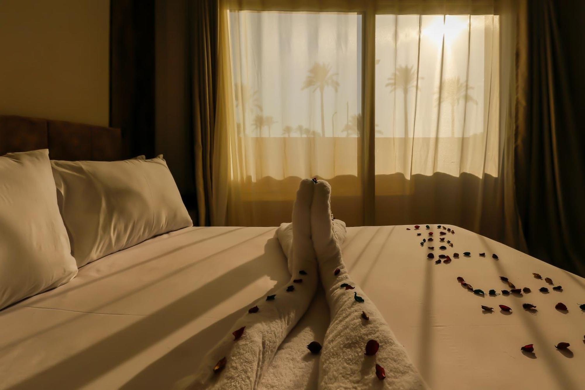 Taj Pyramids View Inn Kafrat al Jabal Bagian luar foto