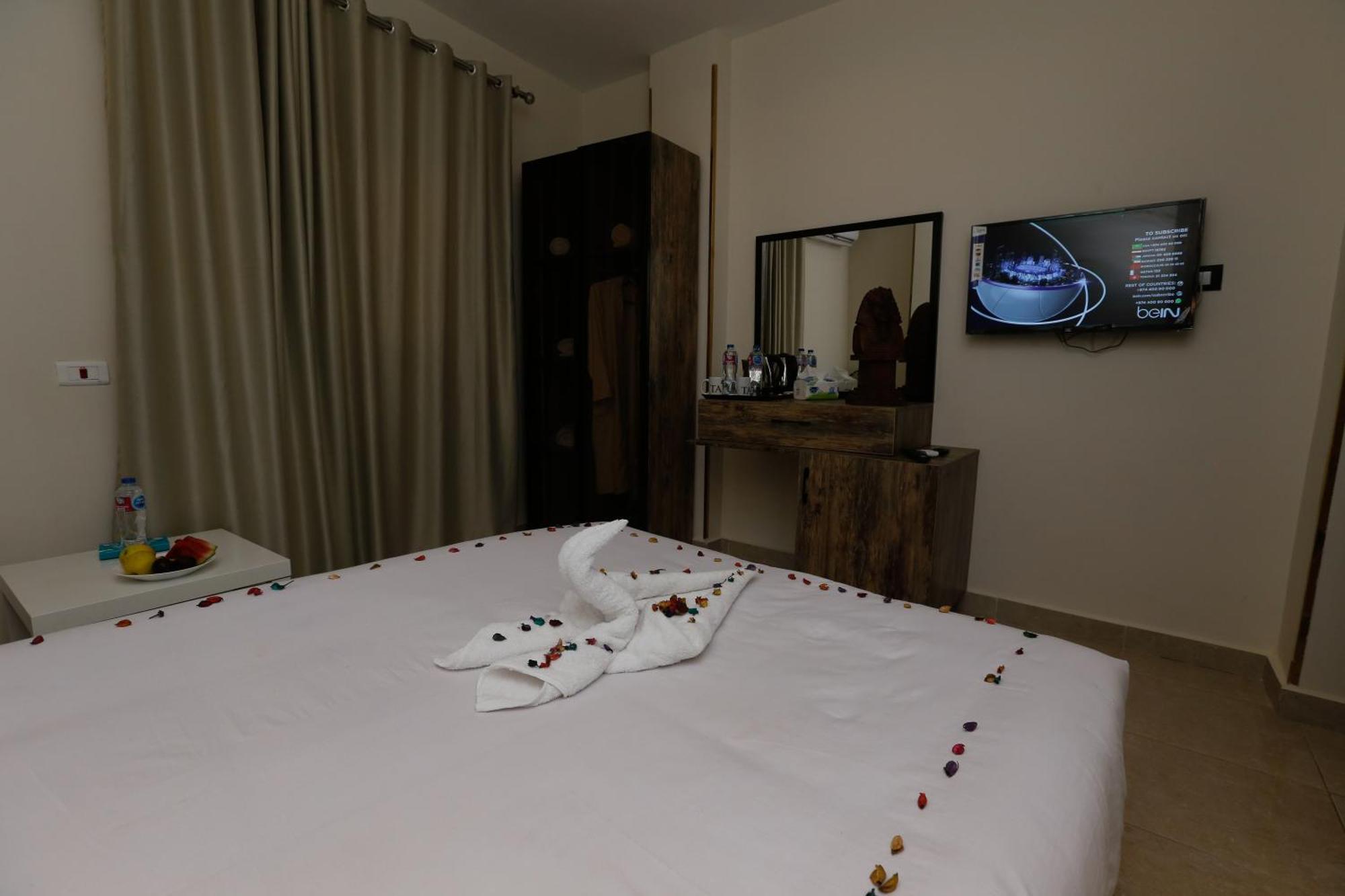 Taj Pyramids View Inn Kafrat al Jabal Bagian luar foto