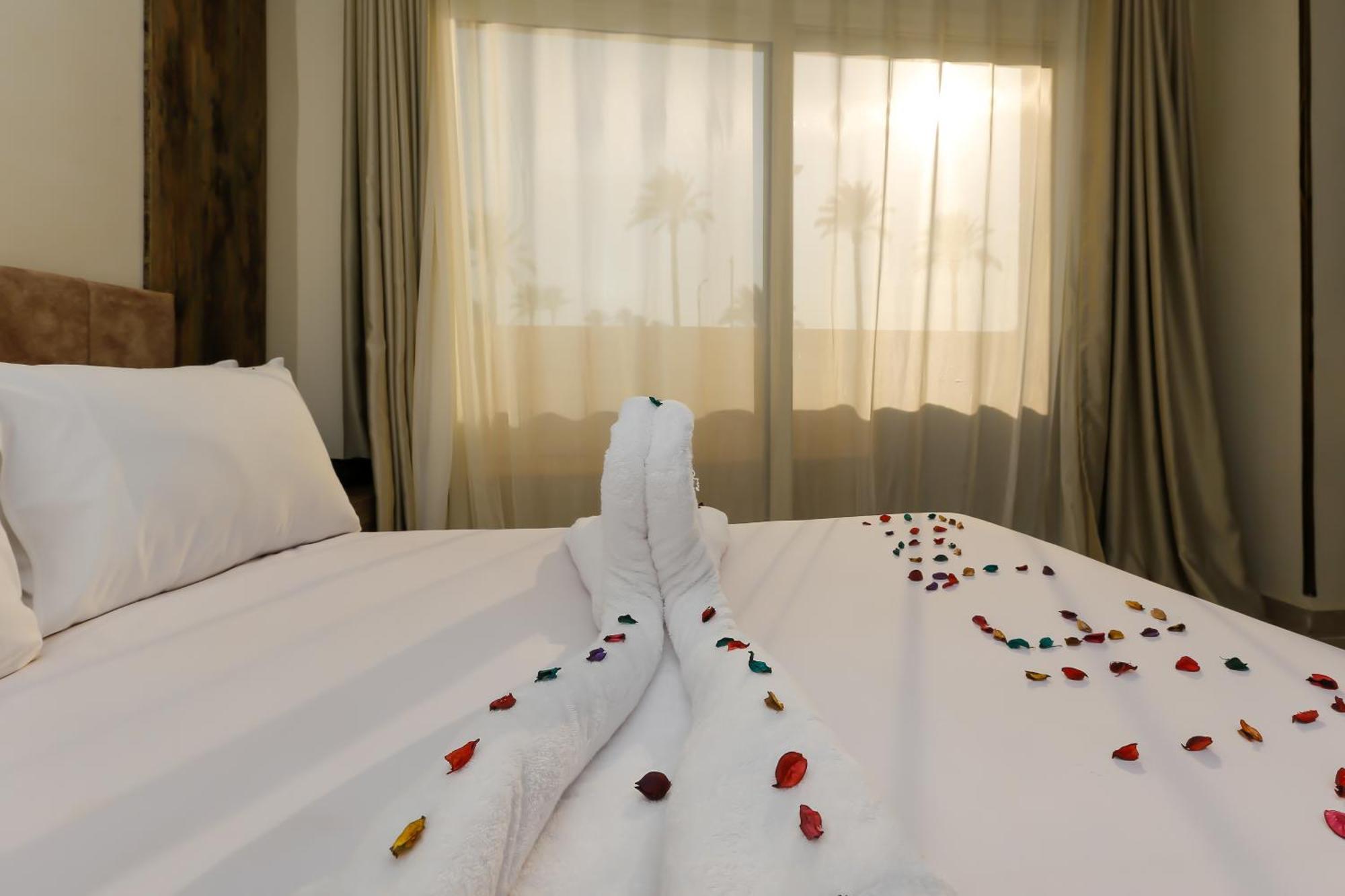 Taj Pyramids View Inn Kafrat al Jabal Bagian luar foto